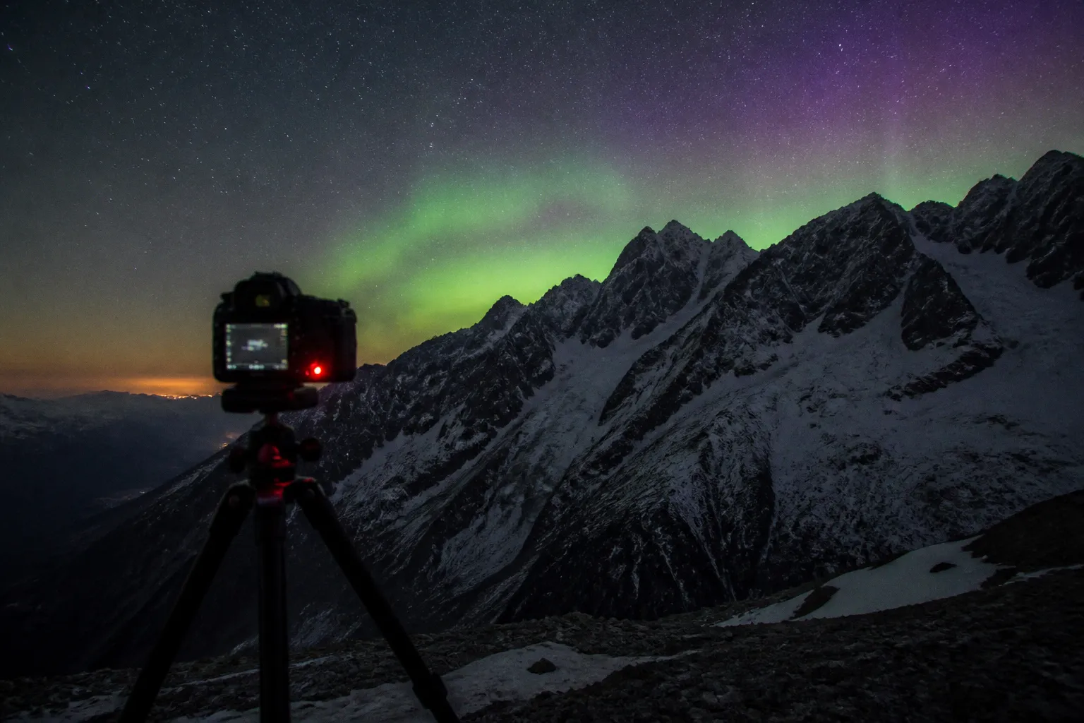 Aurores boréales dans les Alpes : réalité ou illusion ?