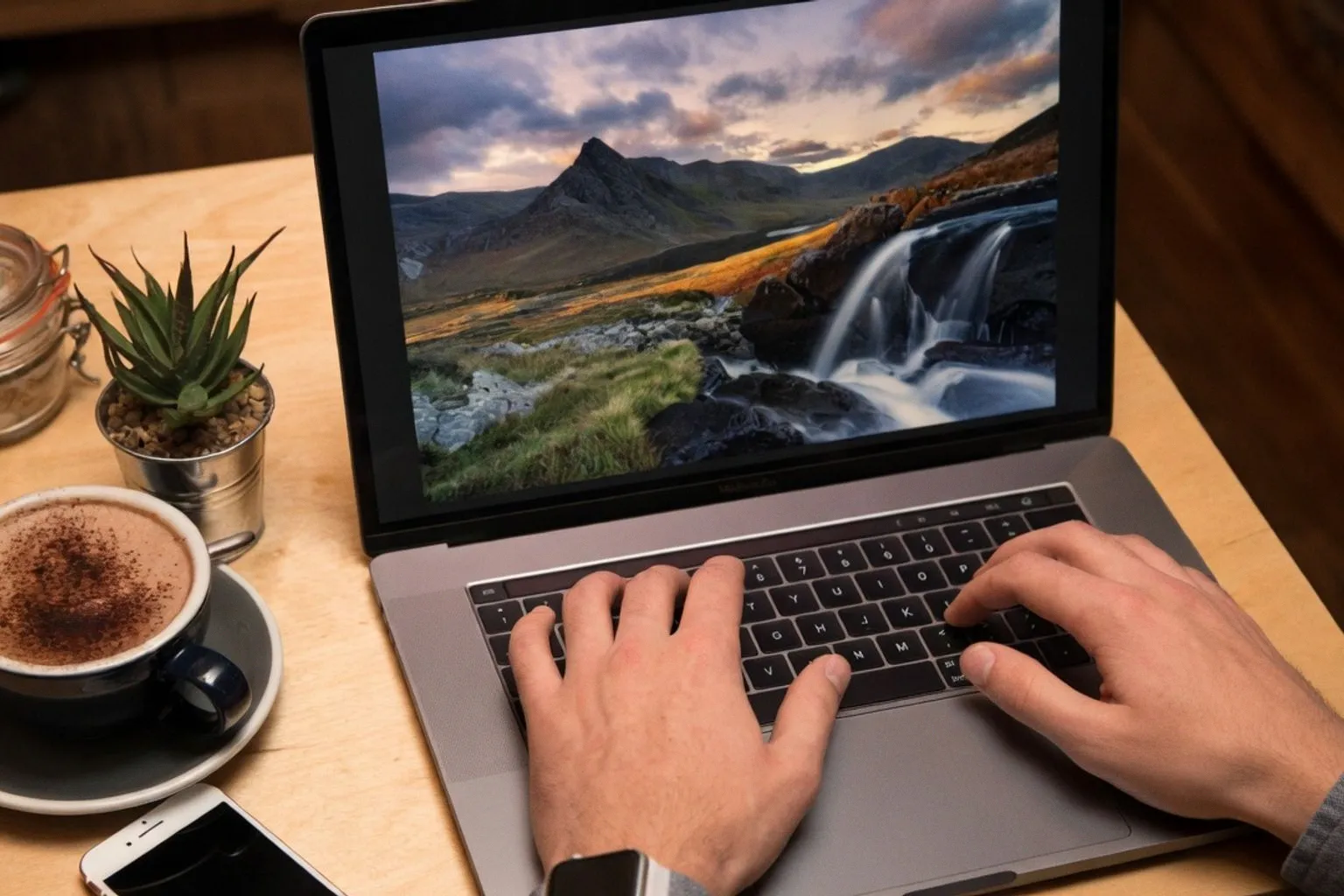 Logiciels de retouche photo : comment optimiser vos clichés de montagne en 2026