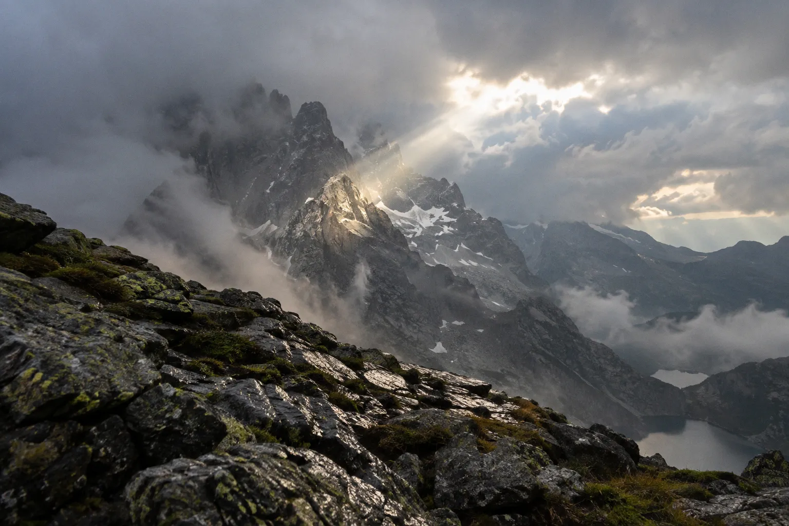 Lumière dorée en montagne : pourquoi l'heure idéale est un mythe