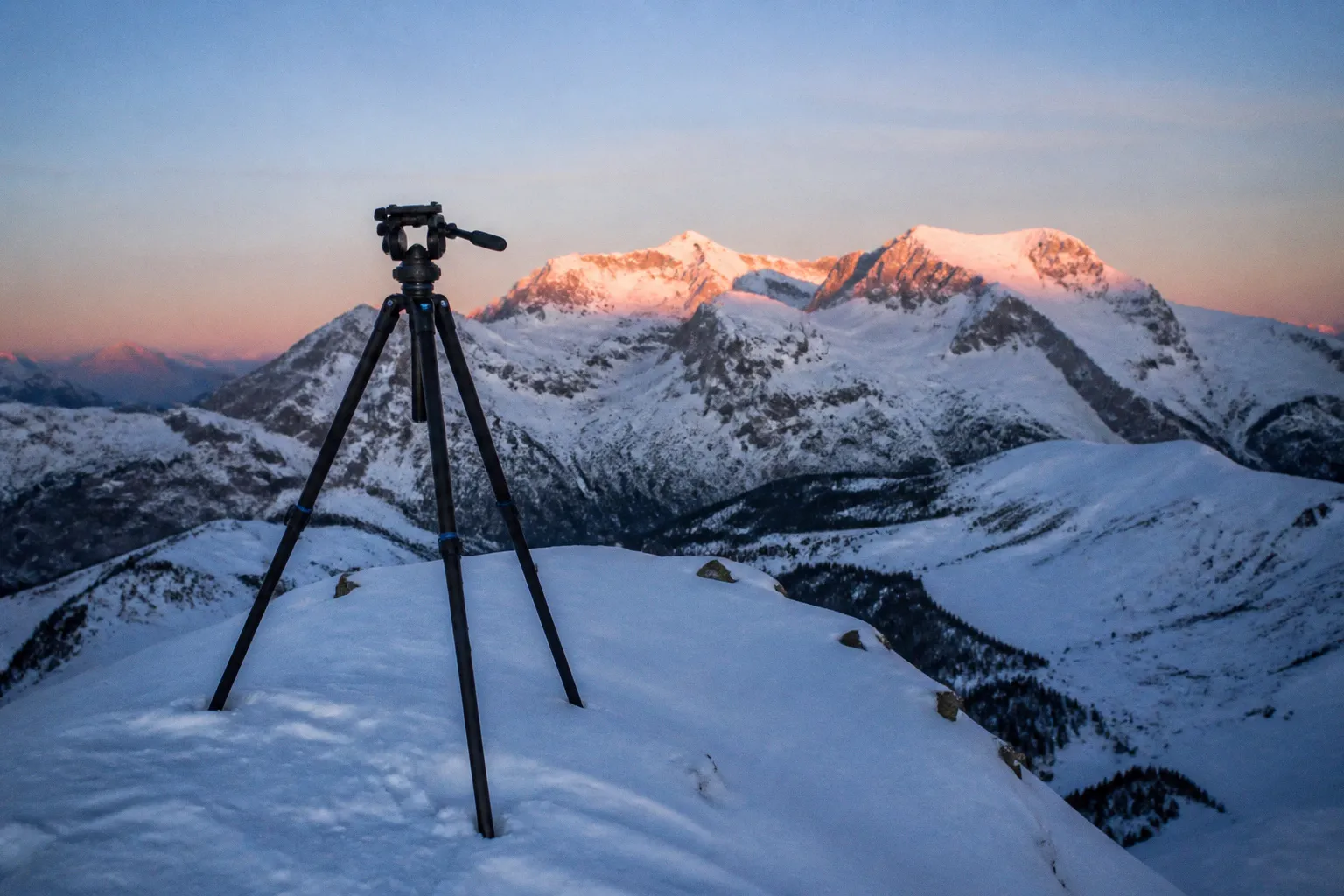 Ombres d'hiver : ce lever de soleil raté derrière les cimes