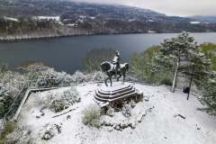 Statue-de-Napoleon-Laffrey-Matheysine_Photographie-aerienne-drone-©-Brieuc-Coessens-ImaginAlp_Photographe-realisation-video-drone-Alpes-Iser