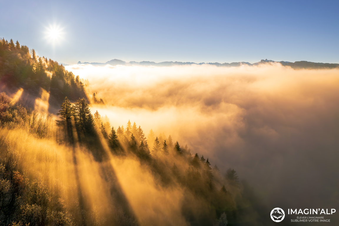 En drone au-dessus de la mer de nuages au crépuscule en Matheysine © Brieuc COESSENS/ IMAGIN'ALP, Photographie, réalisation vidéo et drone à La Mure, Isère, Matheysine